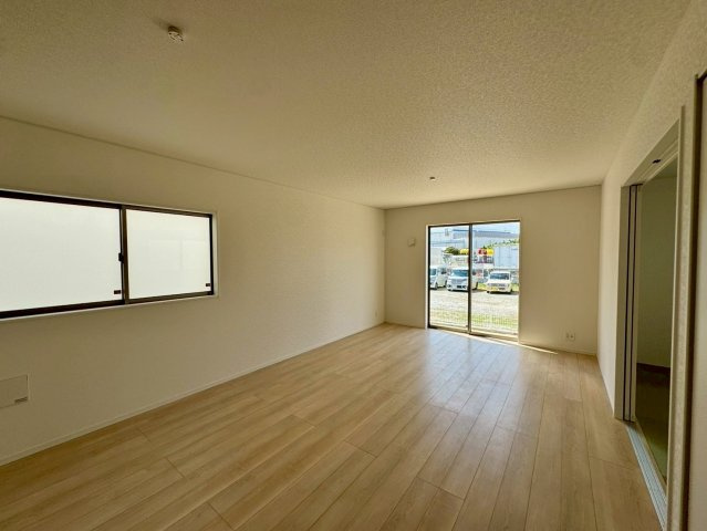 クレイドルガーデンうるま市塩屋 第１・3号棟の居間・リビング|二面採光で明るく広々としたLDK18.2帖＋洋風和室４帖