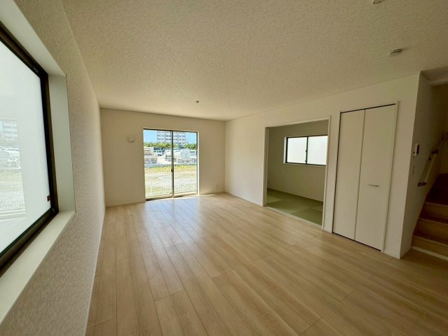 クレイドルガーデンうるま市塩屋 第１・3号棟の居間・リビング|二面採光で明るく広々としたLDK18.2帖＋洋風和室４帖