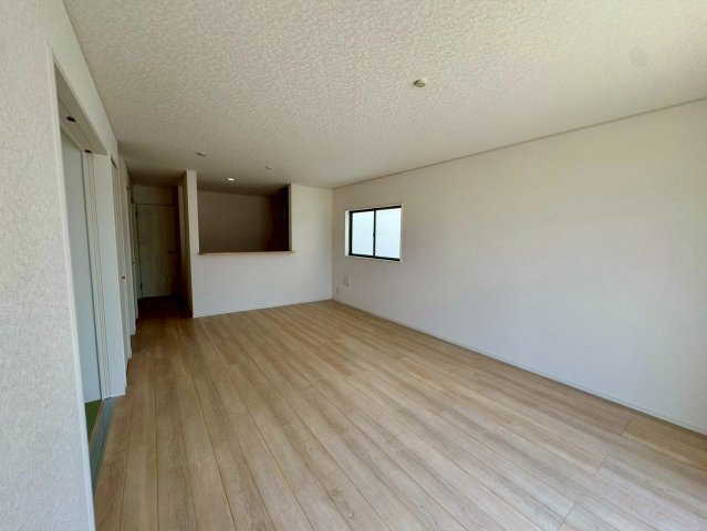 クレイドルガーデンうるま市塩屋 第１・3号棟の居間・リビング|二面採光で明るく広々としたLDK18.2帖・対面式のシステムキッチン