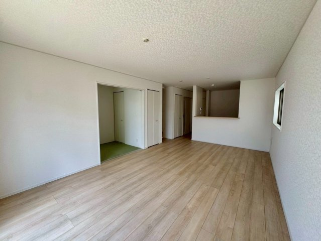 クレイドルガーデンうるま市塩屋 第１・3号棟の居間・リビング|二面採光で明るく広々としたLDK18.2帖・対面式のシステムキッチン