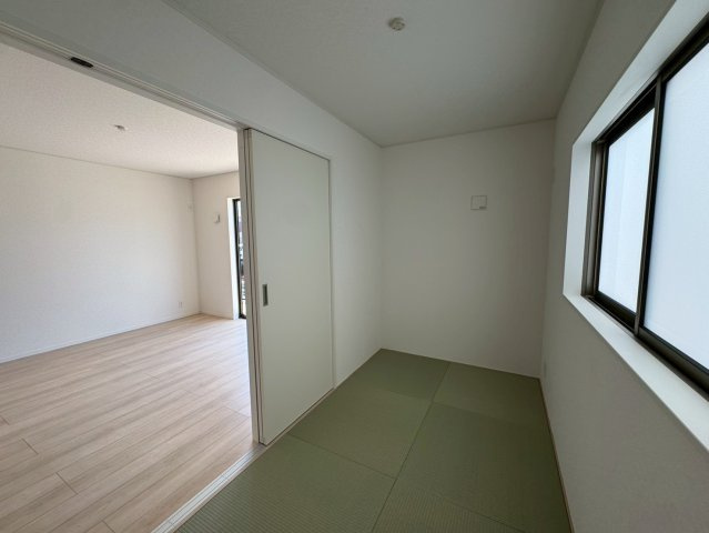 クレイドルガーデンうるま市塩屋 第１・3号棟の和室|リビングに隣接する洋風和室４帖・窓付き