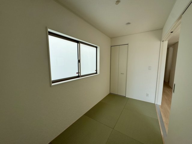 クレイドルガーデンうるま市塩屋 第１・3号棟の和室|リビングに隣接する洋風和室４帖・押し入れ収納付き