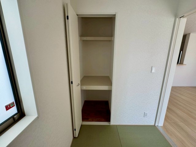 クレイドルガーデンうるま市塩屋 第１・3号棟の収納|洋風和室４帖に設置された押し入れ収納