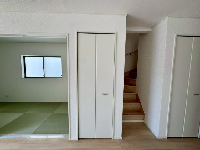 クレイドルガーデンうるま市塩屋 第１・3号棟の収納|リビングに設置された便利なクローゼット収納