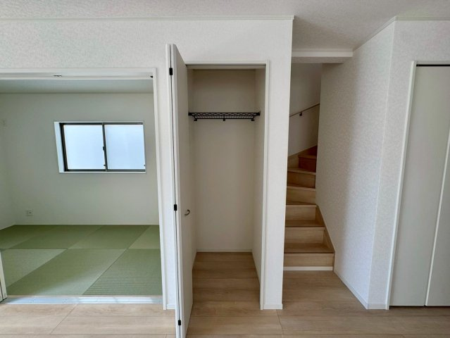 クレイドルガーデンうるま市塩屋 第１・3号棟の収納|リビングに設置された便利なクローゼット収納