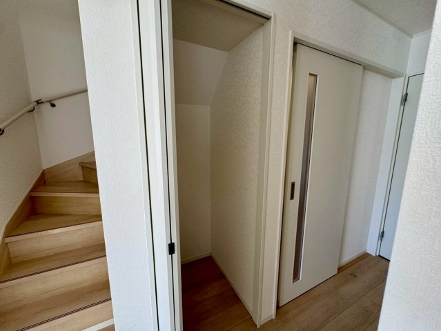 クレイドルガーデンうるま市塩屋 第１・3号棟の居間・リビング|コミュニケーションが生まれるリビングイン階段／両脇に便利な収納付き