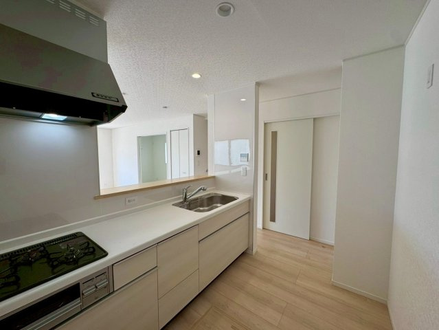 クレイドルガーデンうるま市塩屋 第１・3号棟のキッチン|会話の弾む対面式のシステムキッチン・換気窓＆床下収納付き