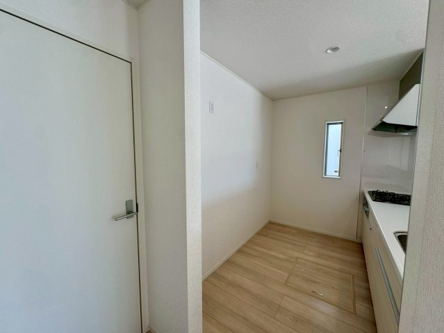 クレイドルガーデンうるま市塩屋 第１・3号棟のキッチン|キッチンの背面には洗面室があり、家事が捗る水回り集中設計