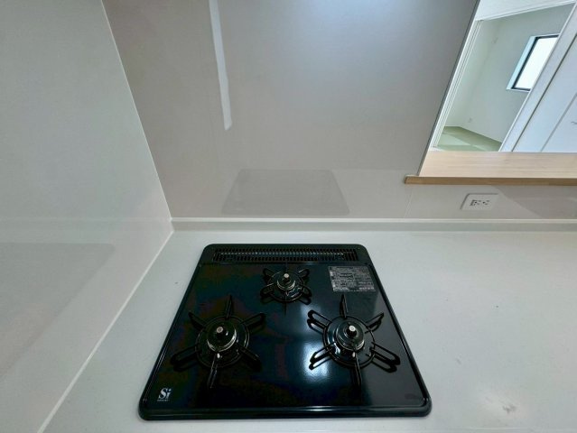 クレイドルガーデンうるま市塩屋 第１・3号棟のキッチン|ガスコンロ３口