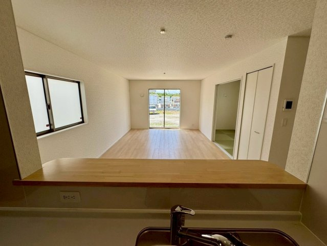 クレイドルガーデンうるま市塩屋 第１・3号棟のキッチン|キッチンから見渡せるリビングダイニング／カウンター付キッチン