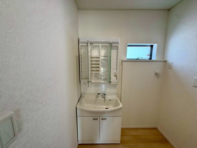 クレイドルガーデンうるま市塩屋 第１・3号棟の独立洗面台|ハンドシャワー付き洗面化粧台＆洗濯機置場／洗面室に窓