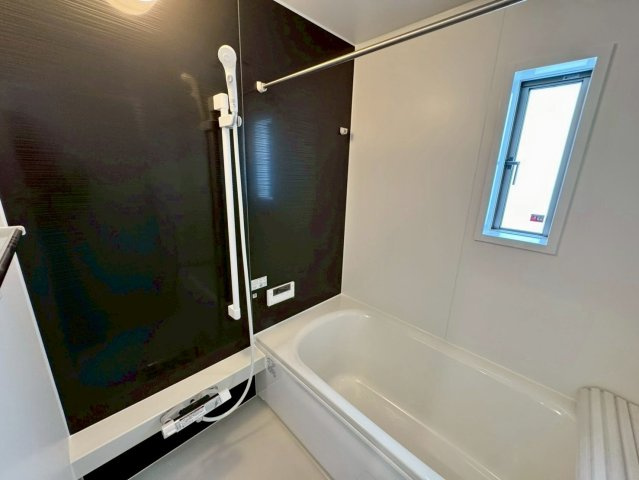 クレイドルガーデンうるま市塩屋 第１・3号棟の浴室|浴室換気暖房乾燥機付きユニットバス／物干し竿付き／浴室に窓