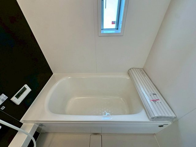 クレイドルガーデンうるま市塩屋 第１・3号棟の浴室|追い焚き機能付きのバスタブ