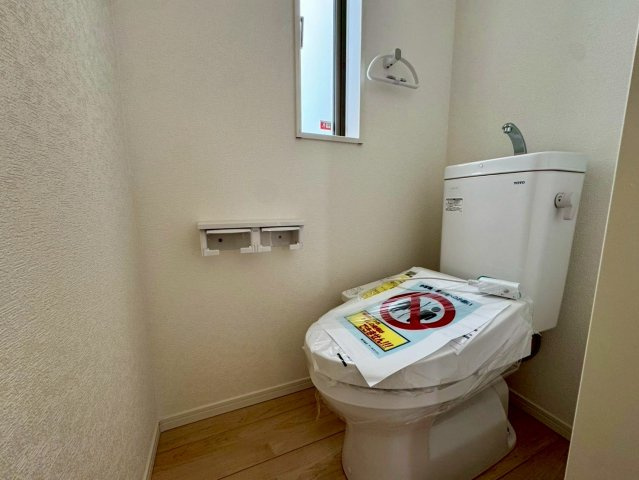 クレイドルガーデンうるま市塩屋 第１・3号棟のトイレ|１階トイレ・換気窓＆温水洗浄便座付き
