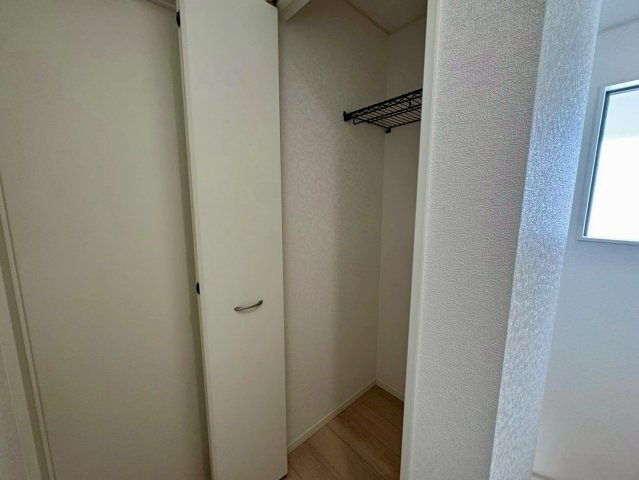 クレイドルガーデンうるま市塩屋 第１・3号棟の収納|２階廊下側に設置された便利なクローゼット収納