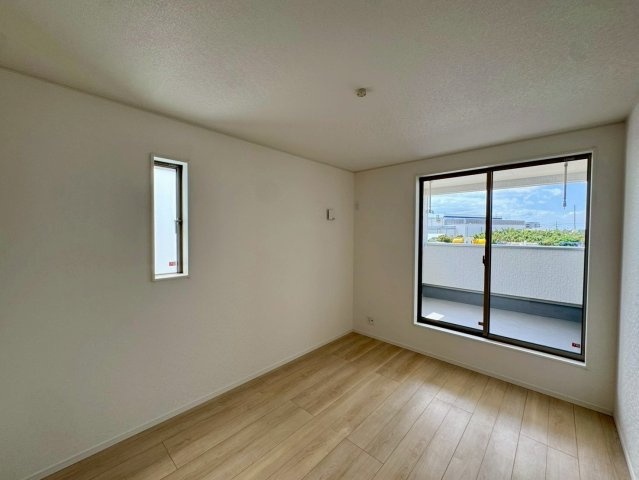 クレイドルガーデンうるま市塩屋 第１・3号棟の洋室|二面採光の２階主寝室6.5帖①＋WIC２帖／バルコニー出入口付き