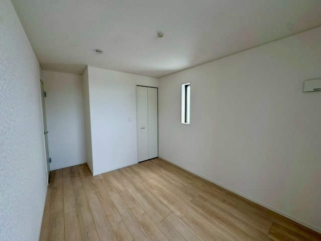 クレイドルガーデンうるま市塩屋 第１・3号棟の洋室|二面採光の２階主寝室6.5帖①＋WIC２帖