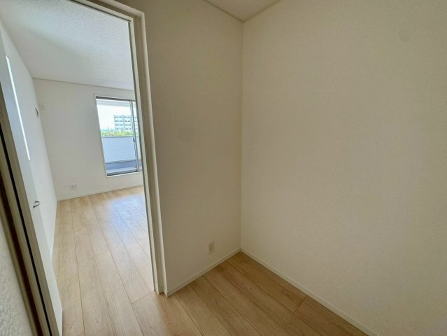 クレイドルガーデンうるま市塩屋 第１・3号棟の収納|２階主寝室6.5帖①には、季節物の入れ替えが楽々なWIC２帖を設置