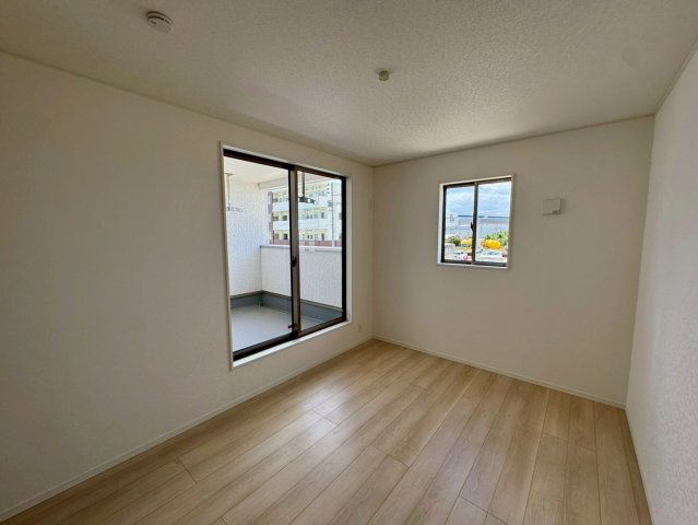 クレイドルガーデンうるま市塩屋 第１・3号棟の洋室|二面採光の洋室6.5帖・バルコニー出入口付き