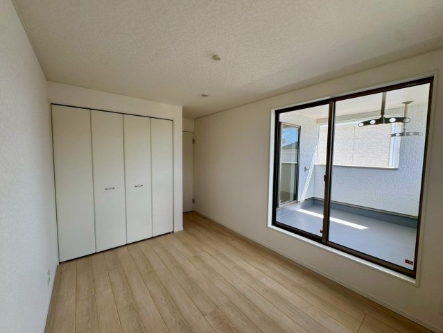 クレイドルガーデンうるま市塩屋 第１・3号棟の洋室|二面採光の洋室6.5帖・バルコニー出入口＆クローゼット収納付き