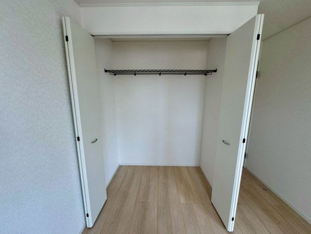 クレイドルガーデンうるま市塩屋 第１・3号棟の収納|二面採光の洋室6.5帖に設置されたクローゼット収納