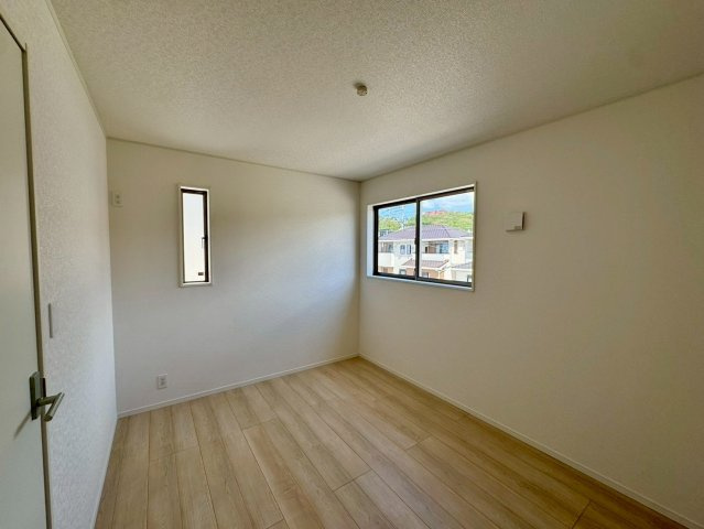 クレイドルガーデンうるま市塩屋 第１・3号棟の洋室|二面採光の２階洋室６帖＋WIC２帖