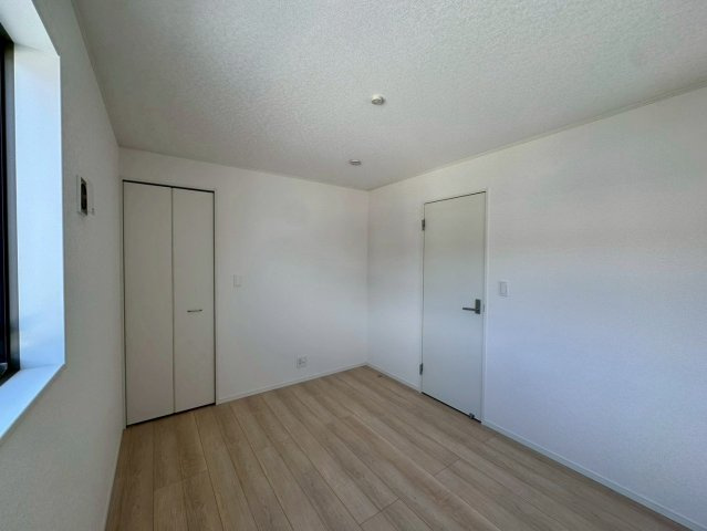 クレイドルガーデンうるま市塩屋 第１・3号棟の洋室|二面採光の２階洋室６帖＋WIC２帖