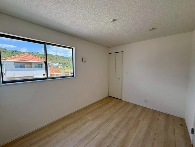 クレイドルガーデンうるま市塩屋 第１・3号棟の洋室|二面採光の２階洋室６帖＋WIC２帖