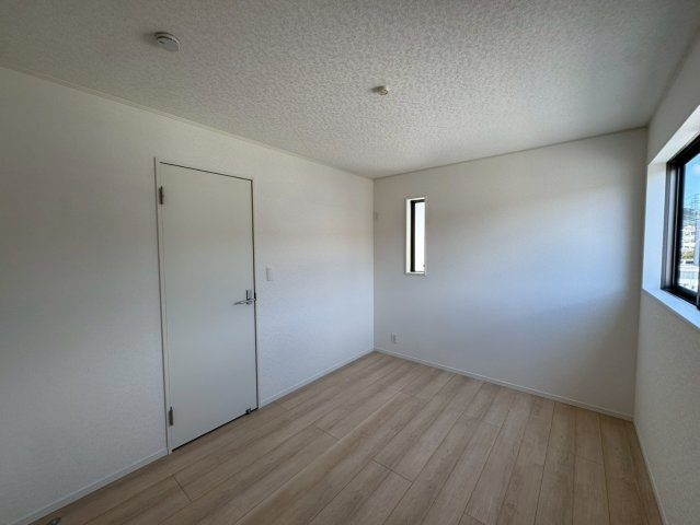 クレイドルガーデンうるま市塩屋 第１・3号棟の洋室|二面採光の２階洋室６帖＋WIC２帖