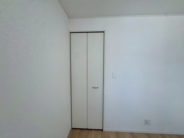 クレイドルガーデンうるま市塩屋 第１・3号棟の収納|２階洋室６帖には、季節物の入れ替えが楽々なWIC２帖を設置