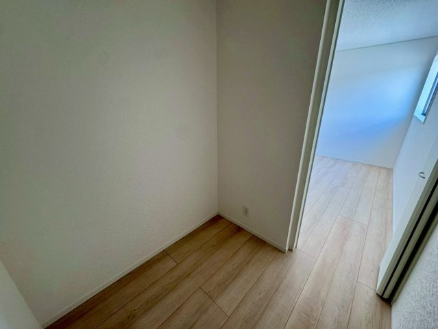 クレイドルガーデンうるま市塩屋 第１・3号棟の収納|２階洋室６帖には、季節物の入れ替えが楽々なWIC２帖を設置