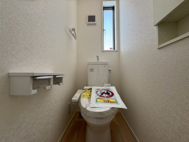 クレイドルガーデンうるま市塩屋 第１・3号棟のトイレ|２階トイレ・換気窓＆収納棚付き／温水洗浄便座