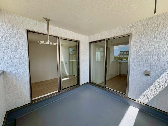 クレイドルガーデンうるま市塩屋 第１・3号棟のバルコニー|急な雨も安心♪様々な用途に使える広々二面ルーフバルコニー