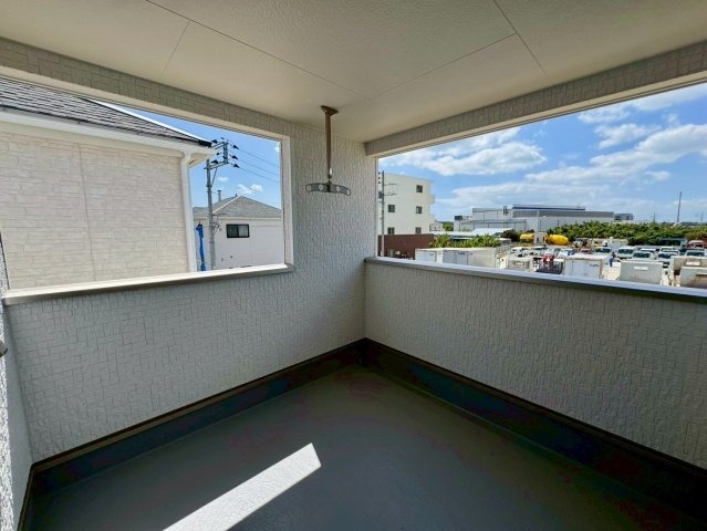 クレイドルガーデンうるま市塩屋 第１・3号棟のバルコニー|急な雨も安心♪様々な用途に使える広々二面ルーフバルコニー