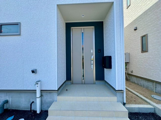 クレイドルガーデンうるま市塩屋 第１・3号棟の玄関|屋根付きで置き配スペースも確保できる玄関ポーチ／人感センサー付き玄関灯・TVモニター付きインターフォン・防犯カメラ◎