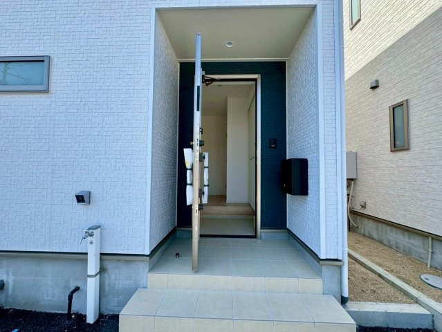 クレイドルガーデンうるま市塩屋 第１・3号棟の玄関|屋根付きで置き配スペースも確保できる玄関ポーチ／人感センサー付き玄関灯・TVモニター付きインターフォン・防犯カメラ◎