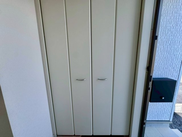 クレイドルガーデンうるま市塩屋 第１・3号棟の玄関|可動式棚付きで収納力抜群の天井高シューズクローゼット