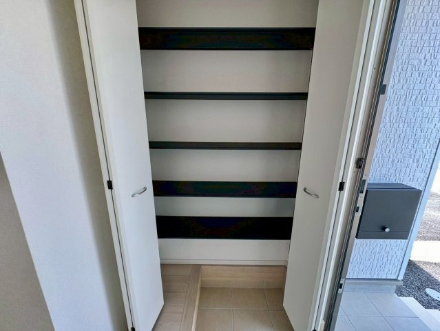 クレイドルガーデンうるま市塩屋 第１・3号棟の収納|可動式棚付きで収納力抜群の天井高シューズクローゼット