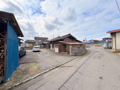 【前面道路含む現地写真】 | 新発田市真中　車庫・物置付き9DK