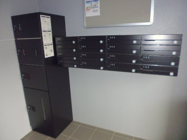 ハレレアのエントランス|宅配ボックス