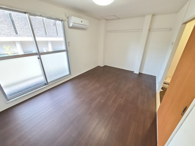 【居間・リビング】 | ローズマンション | 光の差し込む明るいお部屋です