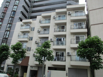 【外観】 | ローズマンション | 緑に囲まれた白いマンションです