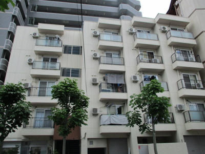 【外観】 | ローズマンション | 緑に囲まれた白いマンションです