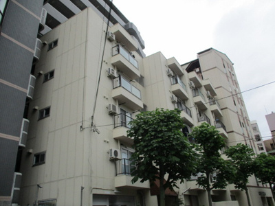 【外観】 | ローズマンション | 緑に囲まれた白いマンションです