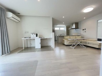 【居間・リビング】 | 佐野市堀込町中古住宅 | 南側から暖かな日差しが差し込みます♪キッチンからリビングの様子がよく見渡せます☆