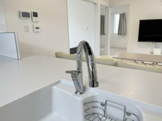【内装】 | 佐野市堀込町中古住宅 | お料理の際はハンドルに触れずお水を出せる非接触キッチン水栓☆