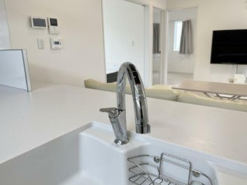 【内装】 | 佐野市堀込町中古住宅 | お料理の際はハンドルに触れずお水を出せる非接触キッチン水栓☆