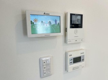 【セキュリティ】 | 佐野市堀込町中古住宅 | ＴＶモニタ付インターホンでセキュリティ面にも配慮。来客を確認できるだけでなく、録画機能で留守中の来訪者の確認ができます！学校から帰ったお子様のお留守番にも安心なセキュリティ設備ですね。