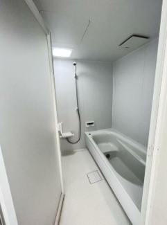 【浴室】 | 佐野市堀込町中古住宅 | 広々とした一坪タイプのバスはお子様と入っても余裕のある広さになっております！