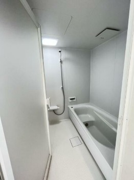 【浴室】 | 佐野市堀込町中古住宅 | 広々とした一坪タイプのバスはお子様と入っても余裕のある広さになっております！